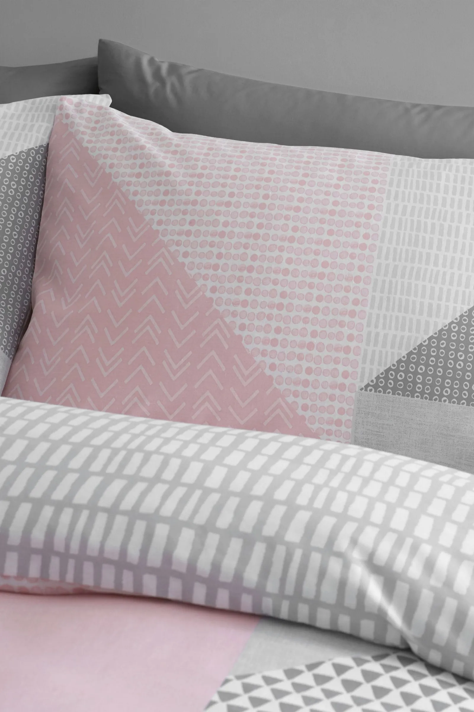 Catherine Lansfield 'Larsson Geo' Duvet Set in Pink 2