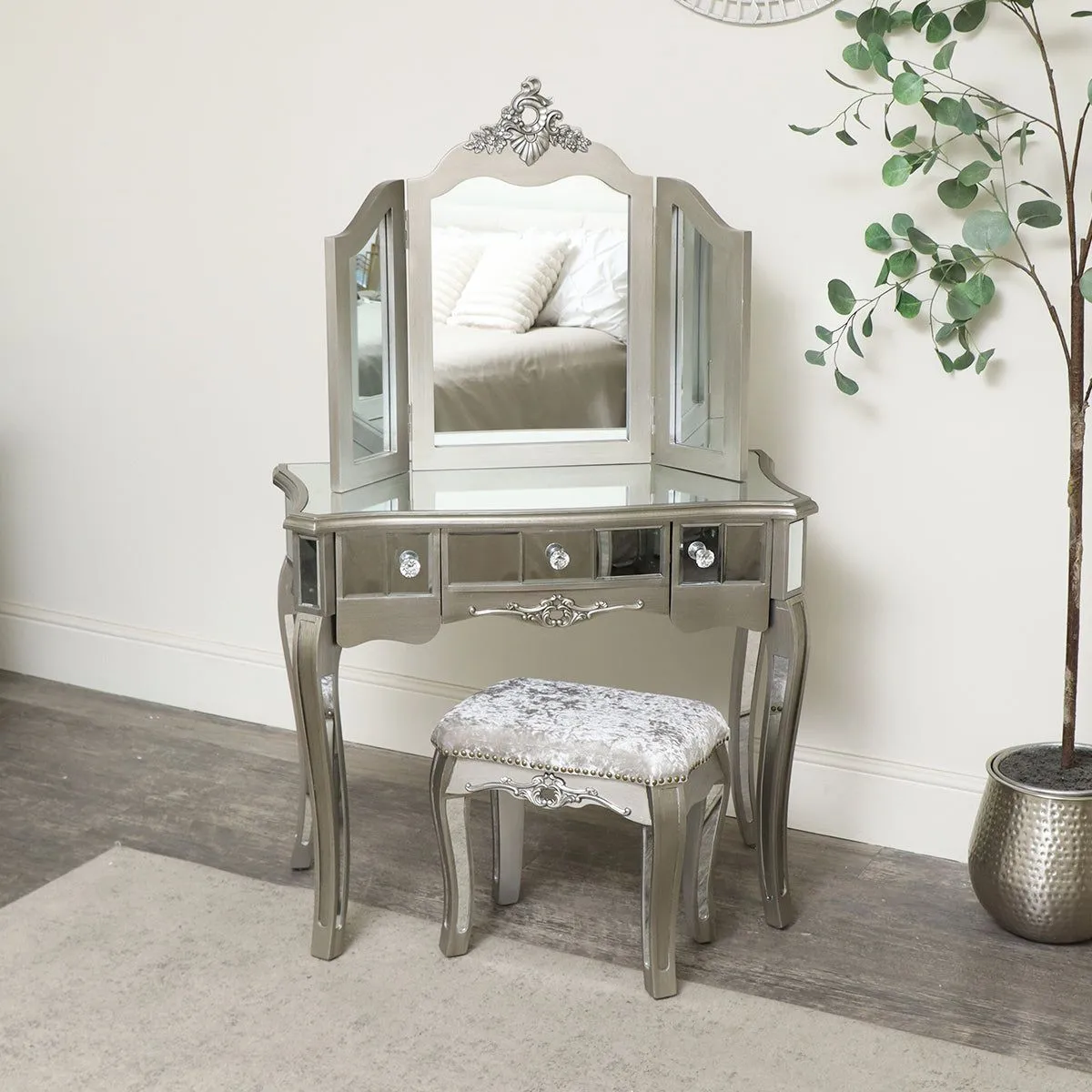 Melody Maison Silver Mirrored Bedroom Furniture, Chest Of Drawers, Dressing Table Set & Bedside Tables - Tiffany Range in Metallic Silver 5
