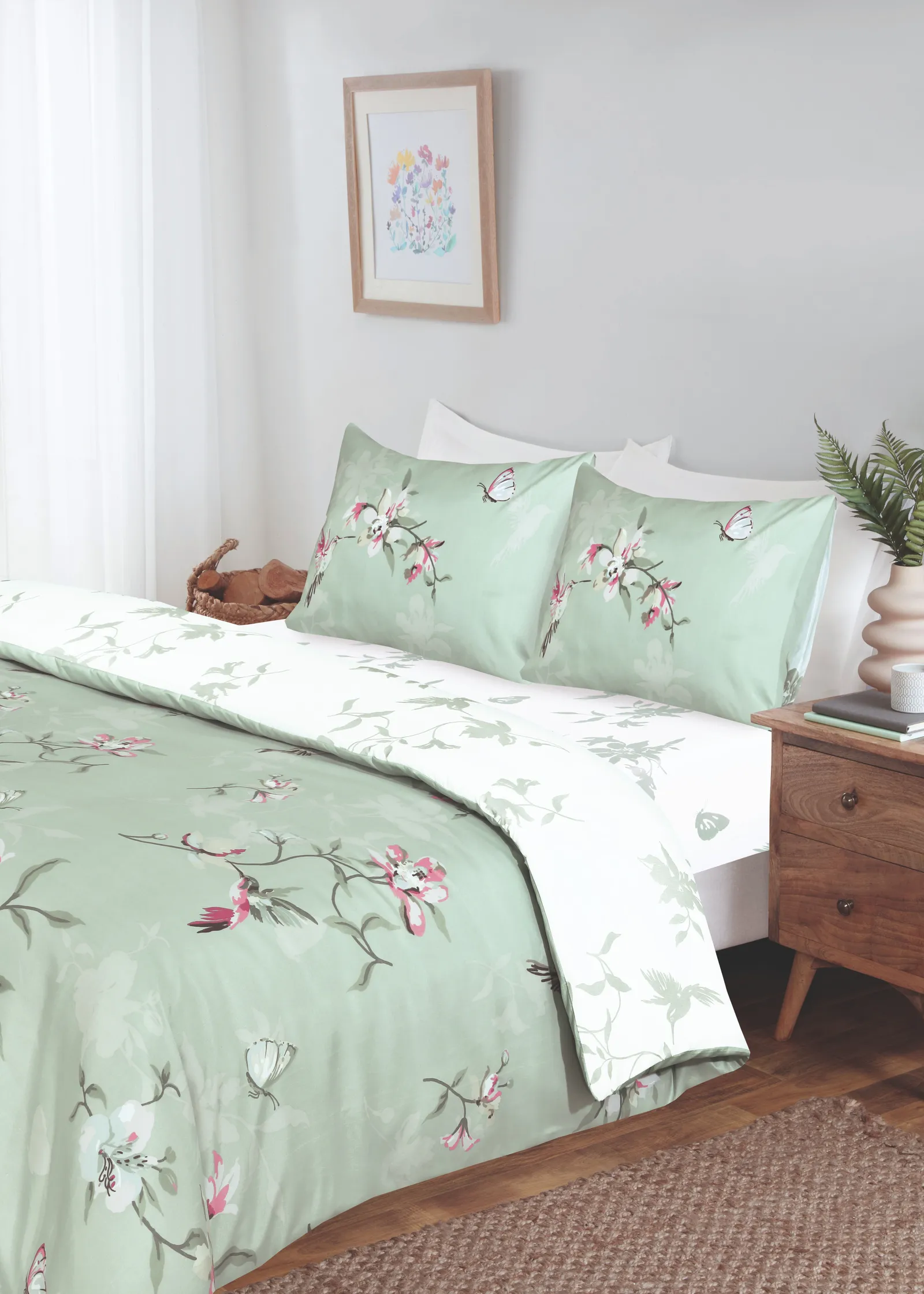 Rapport Home Hummingbird Microfibre Complete Duvet Set with Fitted Sheet in Green 1