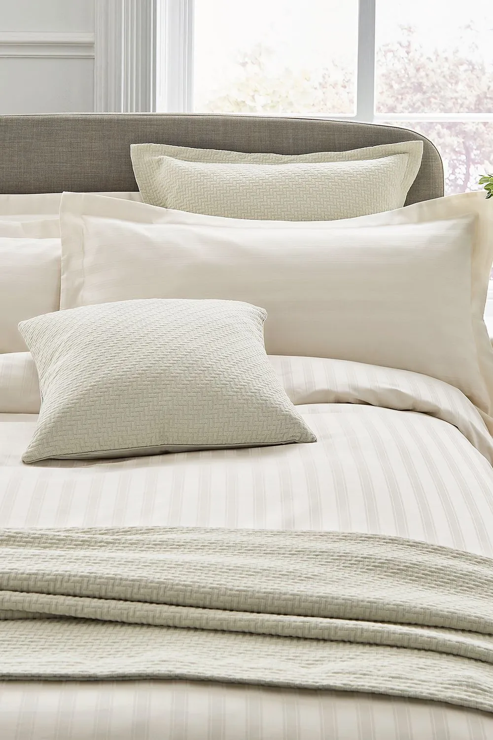 1951 'Adan' Cotton Sateen Duvet Cover in Off-White 2