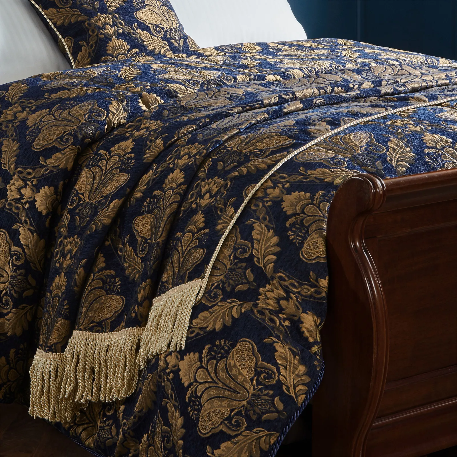 Paoletti Shiraz Traditional Floral Jacquard Throw in Navy