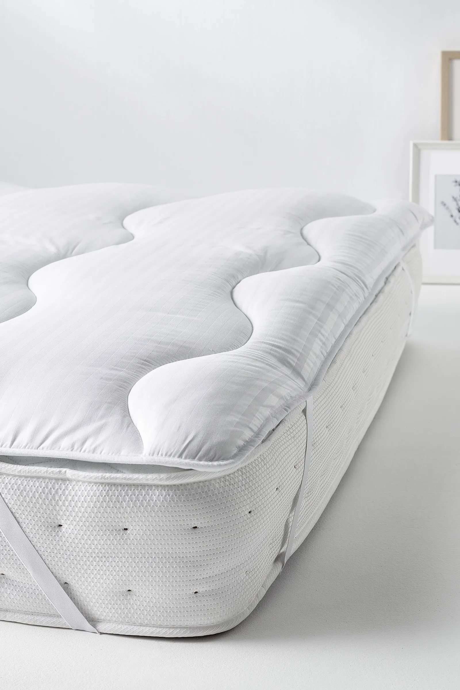 Snuggledown Luxury Quilted Mattress Protector with Soft Touch Finish & Elasticated Straps in White