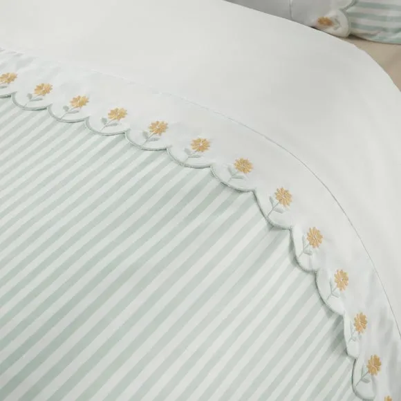 Catherine Lansfield Embroidered Daisy Duvet Cover & Pillowcase Set 3