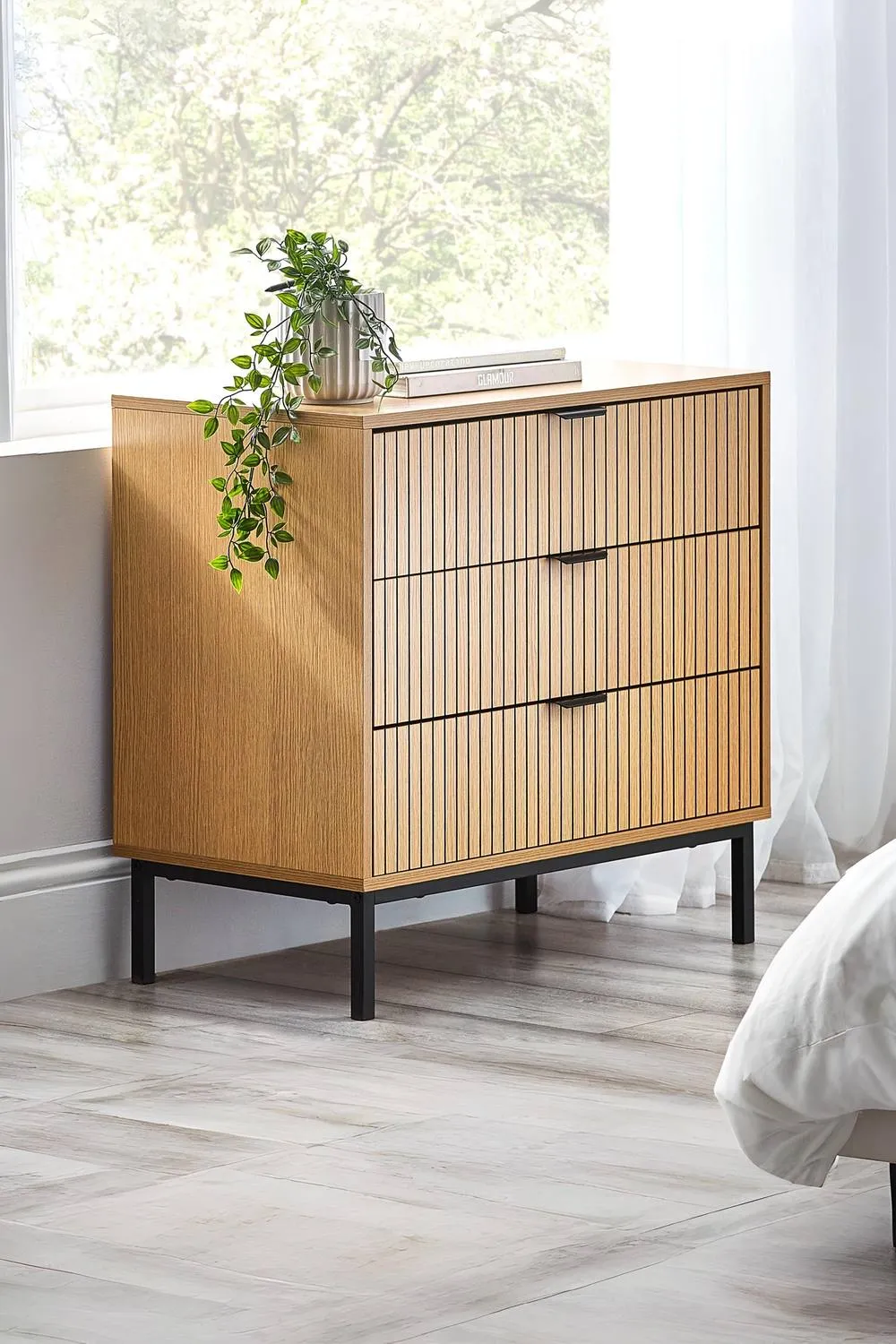 Julian Bowen Sia Fluted 3 Drawer Chest in Light Oak