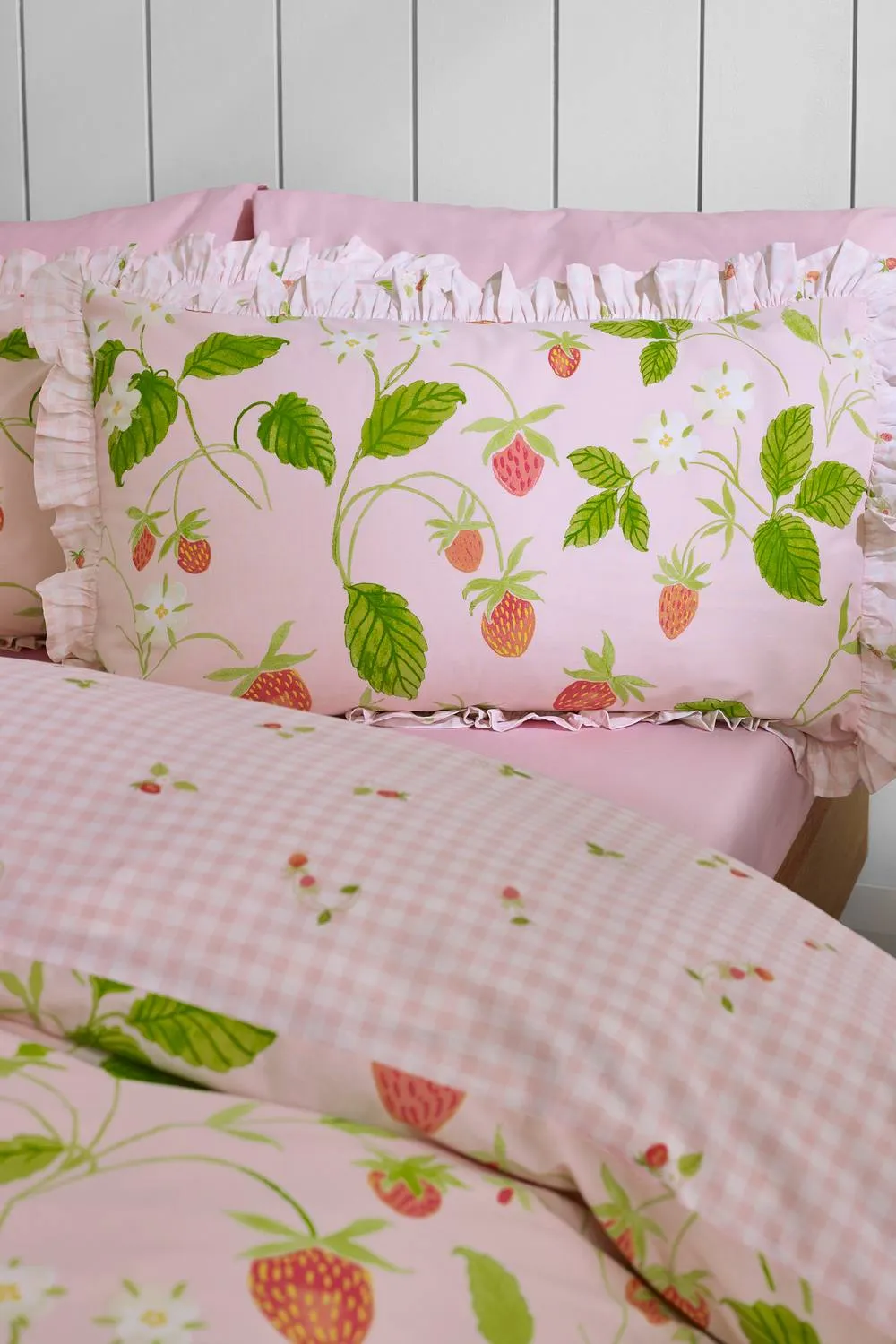 Catherine Lansfield 'Strawberry Frills' Gingham Reversible Duvet Cover Set in Pink 3