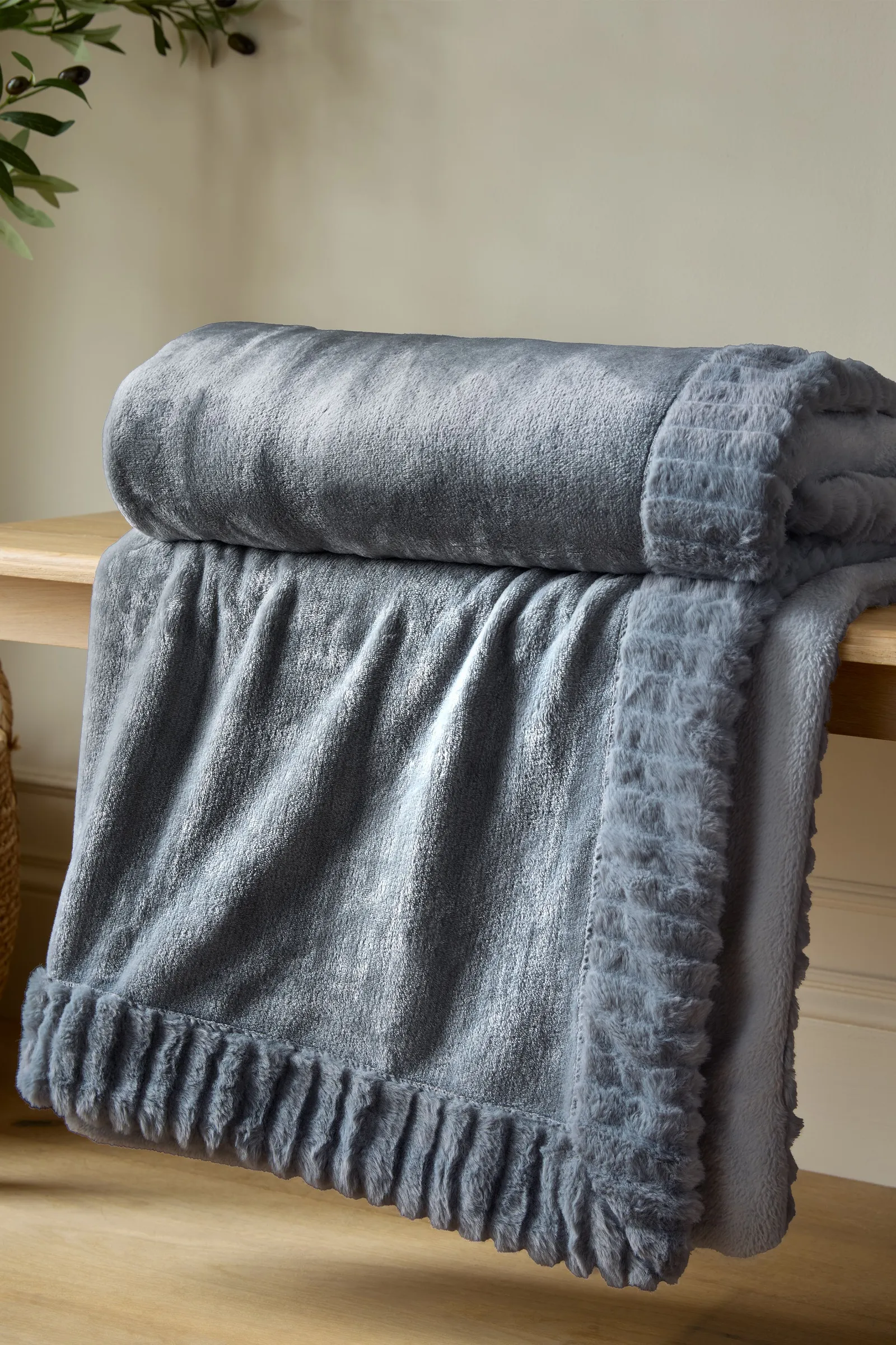 Catherine Lansfield 'Velvet & Faux Fur' Throw in Charcoal