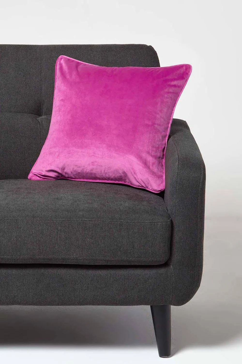 Homescapes Filled Velvet Cushion with Piped Edge 46 x 46 cm in Pink 2
