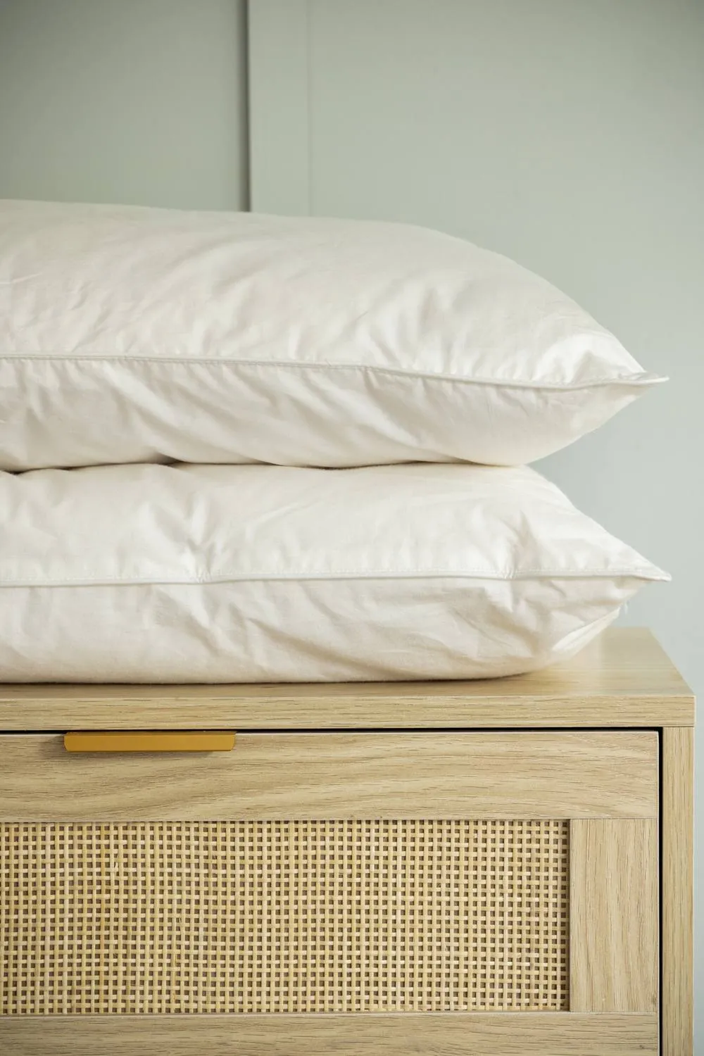 Soak&Sleep New Zealand Wool Pillow - Medium/Firm in White 3