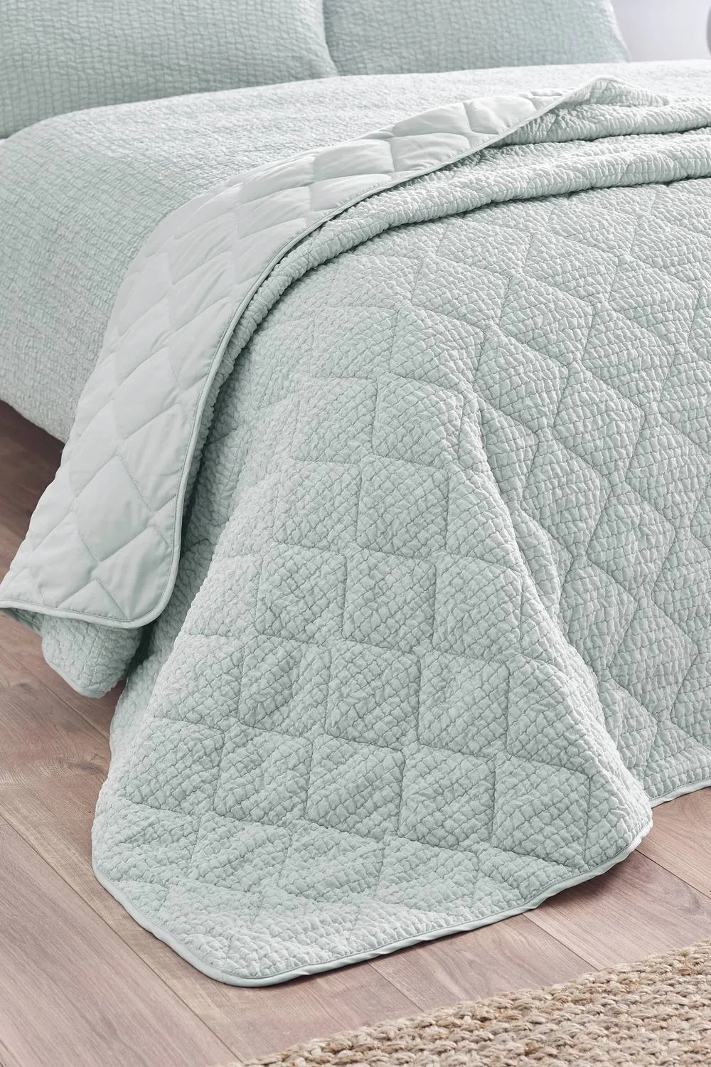 Catherine Lansfield 'Crinkle Seersucker Texture' Bedspread in Green 1