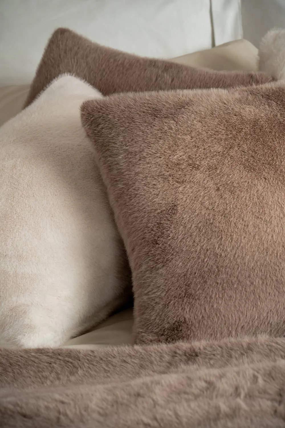 Soak&Sleep Fawn Faux Fur Throw 2