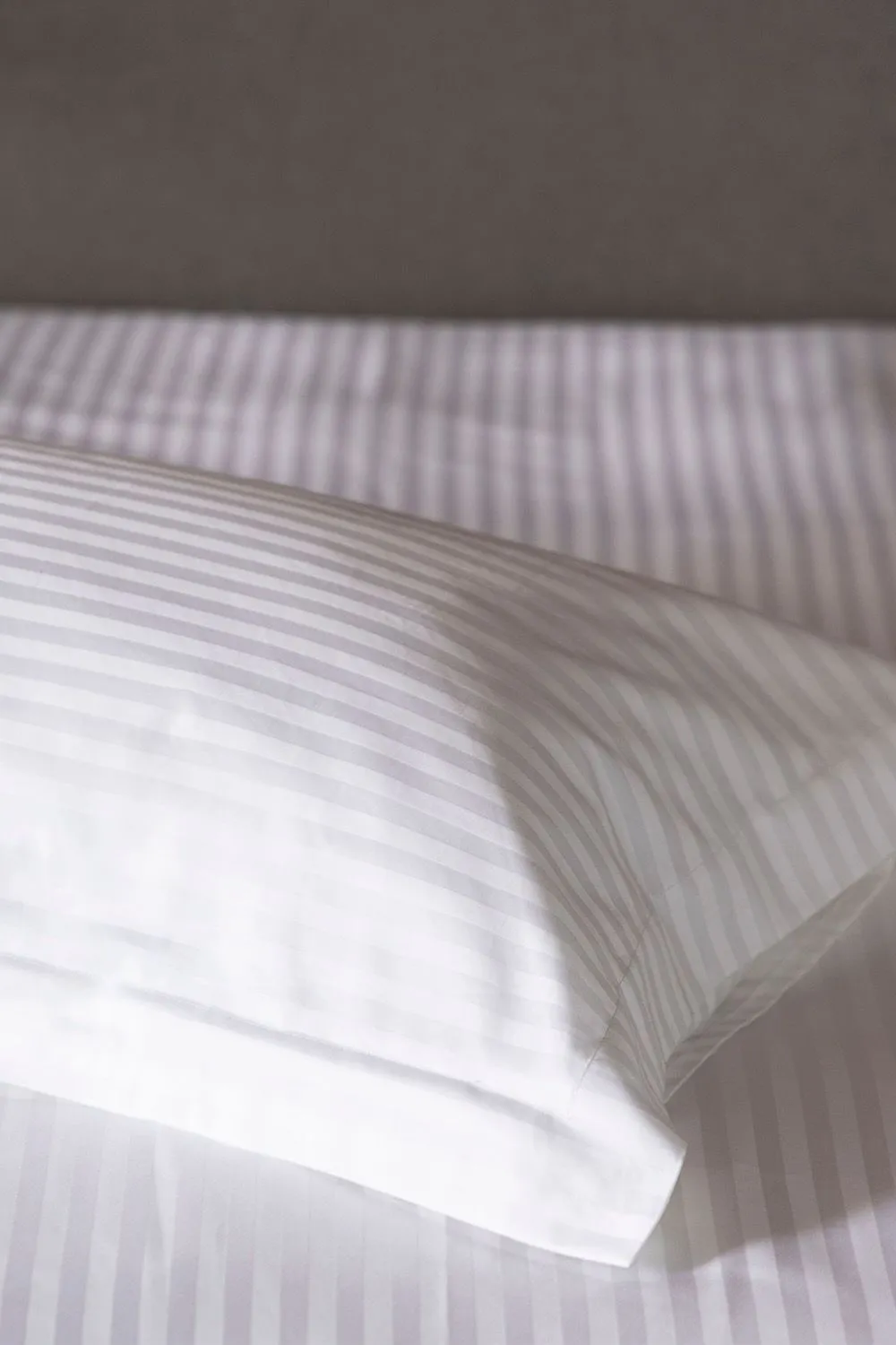Belledorm Hotel Suite Satin Stripe 540 Thread Count Oxford Pillowcase in White 2