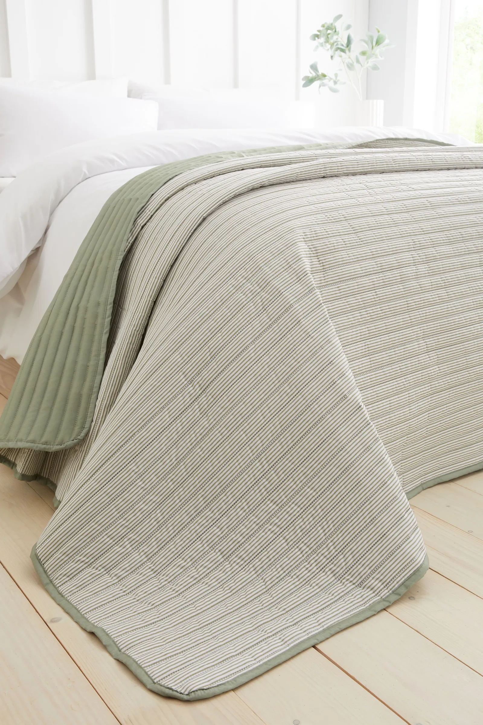 Catherine Lansfield 'Stripe' Quilted Reversible Bedspread in Green