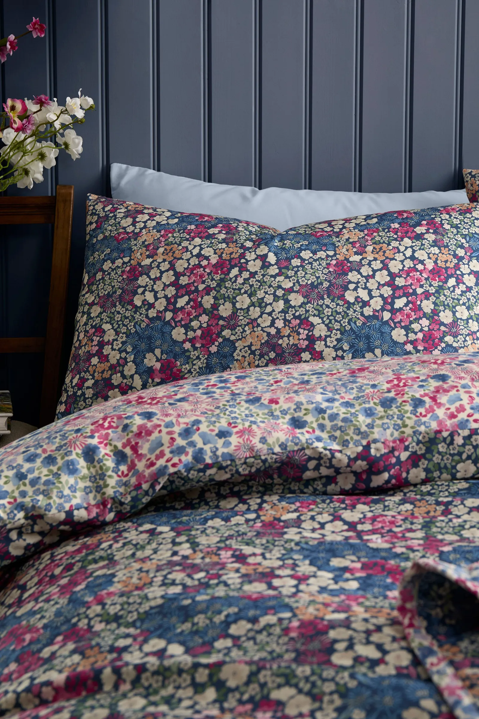 Dreams & Drapes 'Bessie' Ditsy Floral Reversible Duvet Cover Set in Navy 2