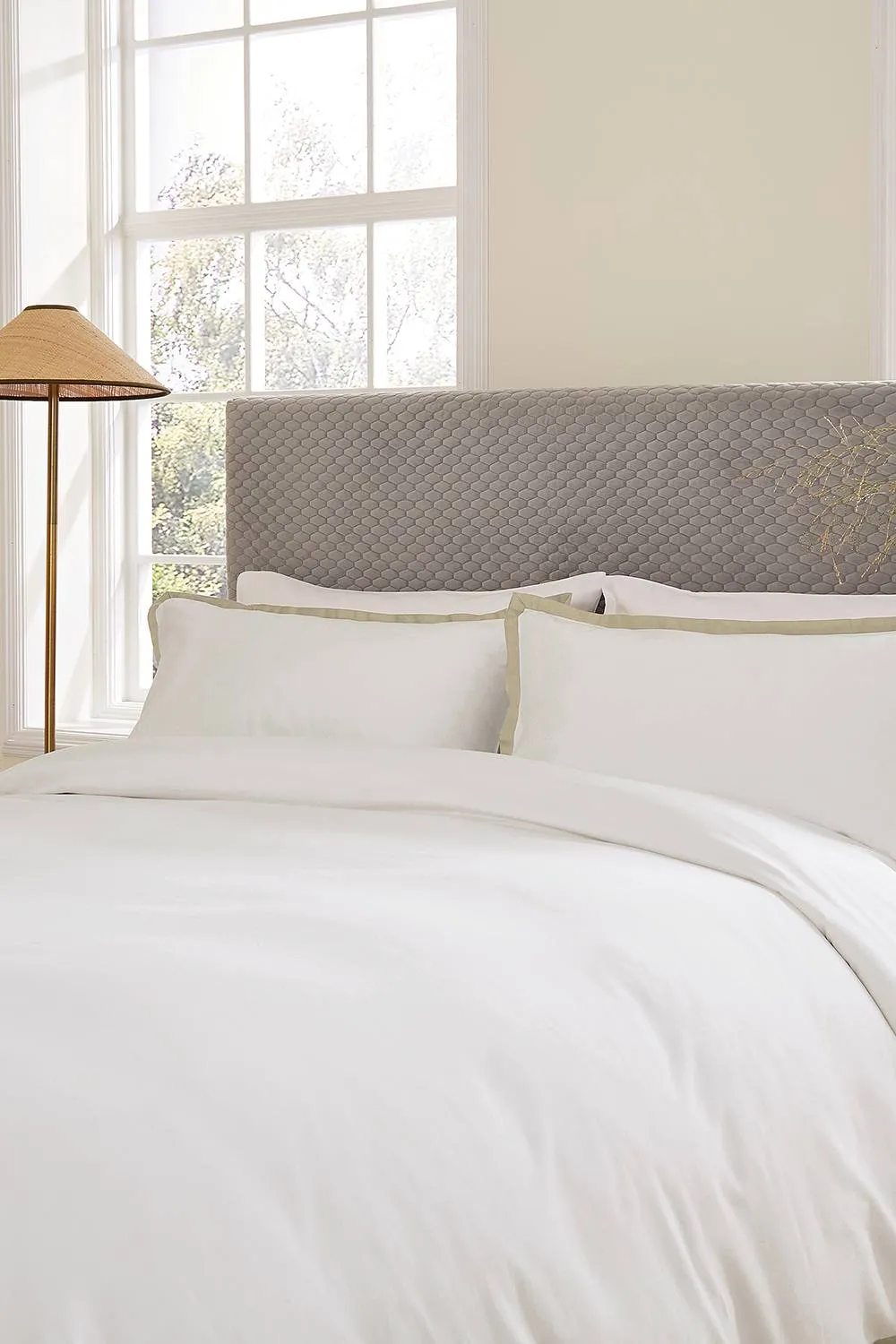 1951 'Oleanna' Cotton Sateen Duvet Cover Set in White 2