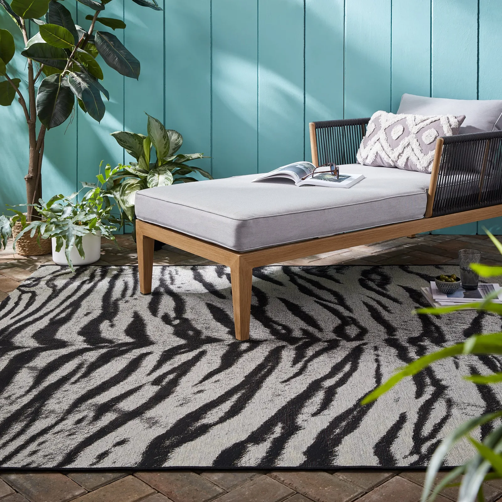Saber Tiger Print Indoor Outdoor Rug Black/White