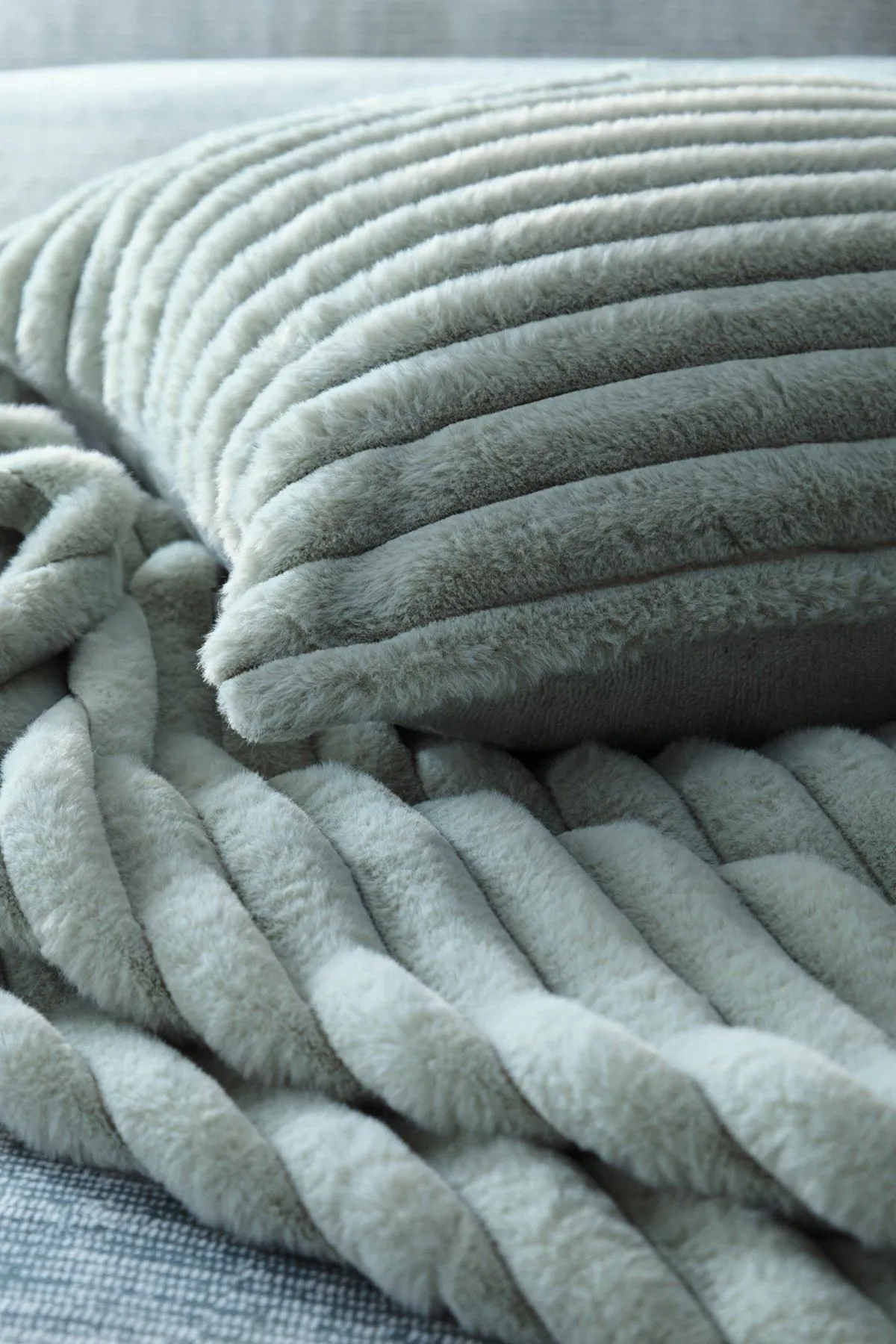 Appletree 'Morritz' Faux Fur Filled Cushion in Green 3