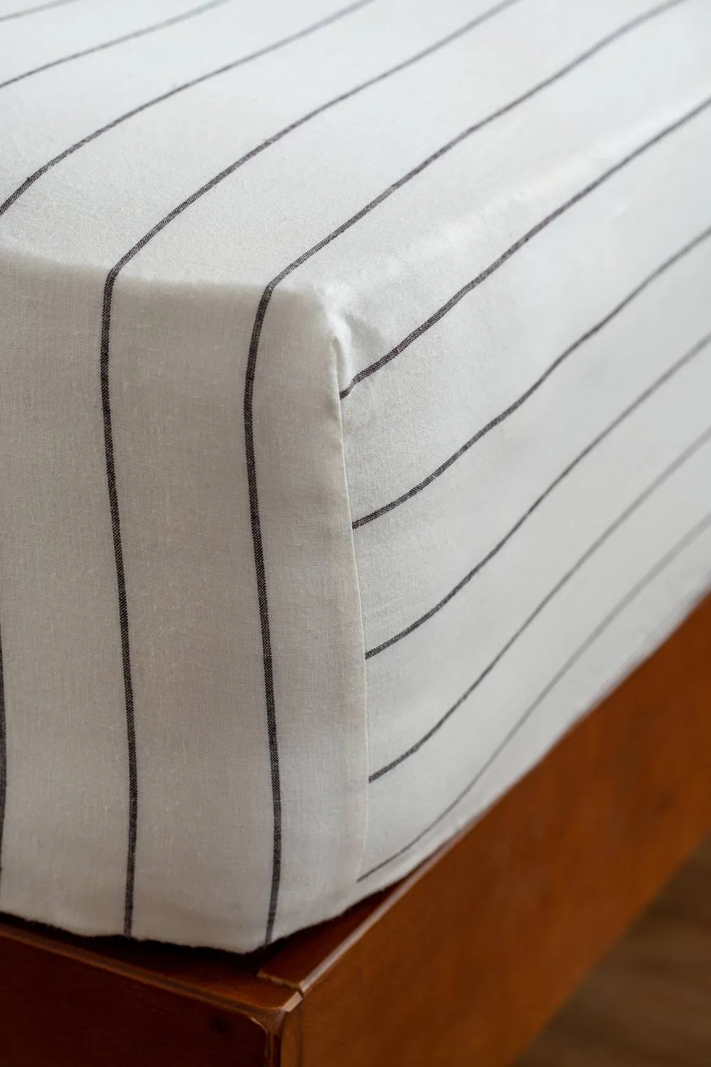 Soak&Sleep White/Blackberry Pinstripe Linen/Cotton 30cm Fitted Sheet in White