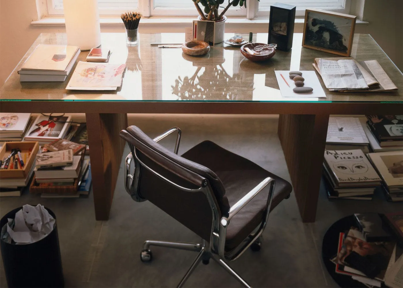 Vitra Eames EA219 Softpad Office Chair in Nero Leather 2