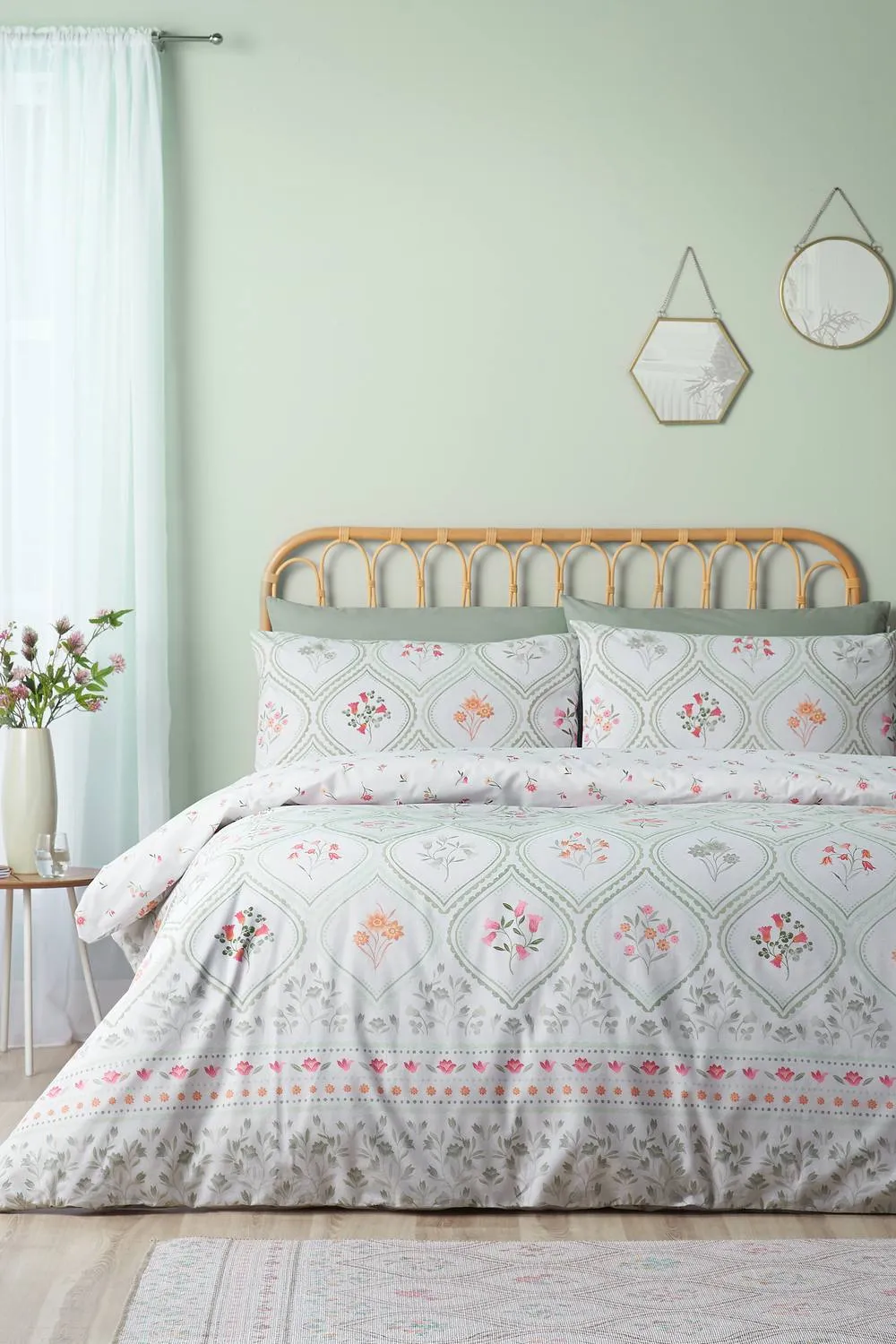 Catherine Lansfield 'Cameo Floral' Reversible Duvet Cover Set in Light Green