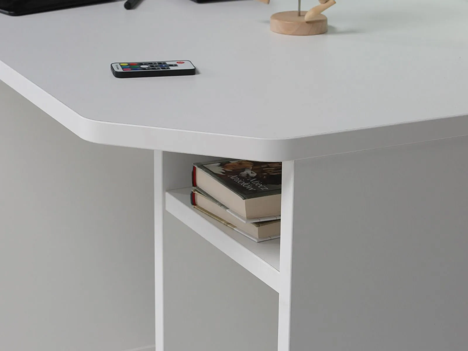 Flair Power Z Gaming Desk in White 4