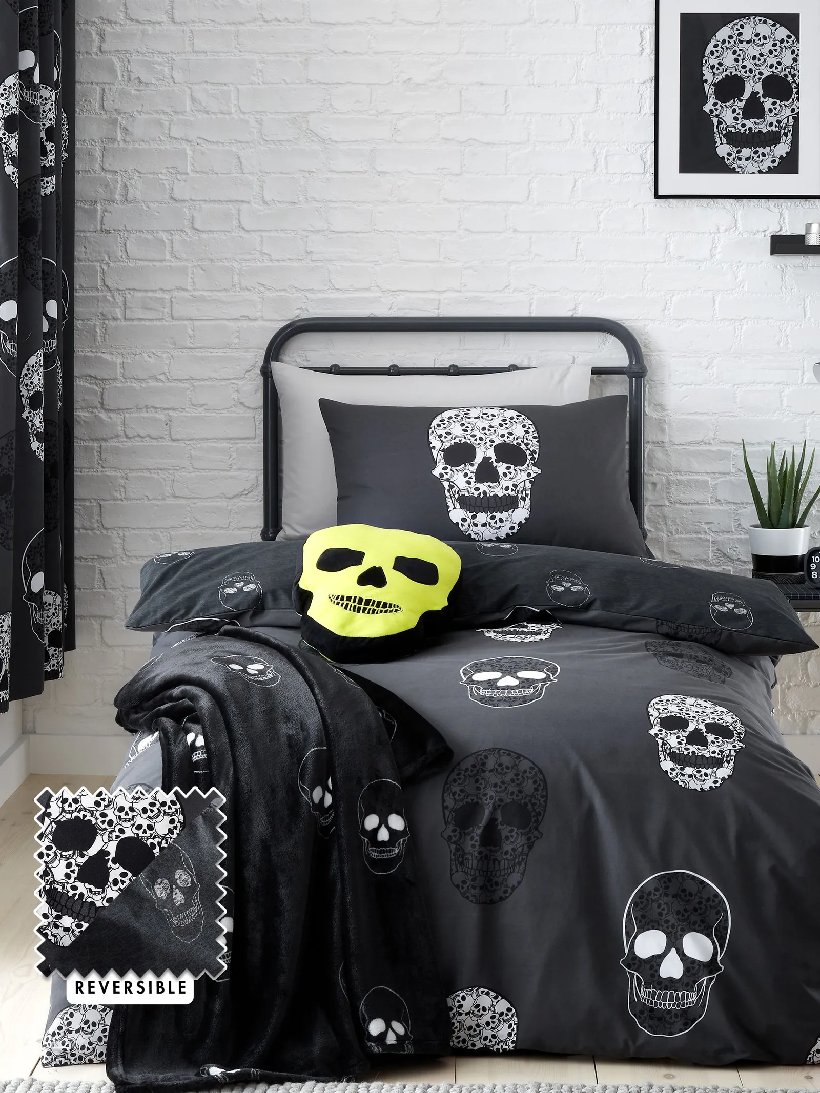 Catherine Lansfield 'Skulls' Halloween Duvet Cover Set in Grey