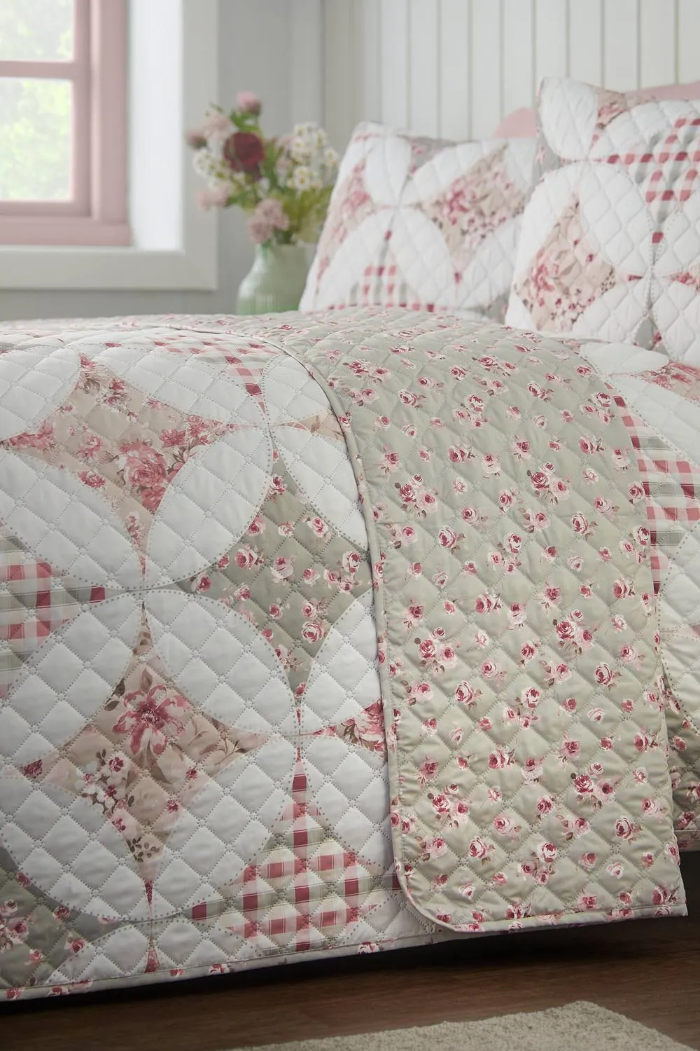 Catherine Lansfield 'Pinsonic Patchwork' Quilted Bedspread in Green 2