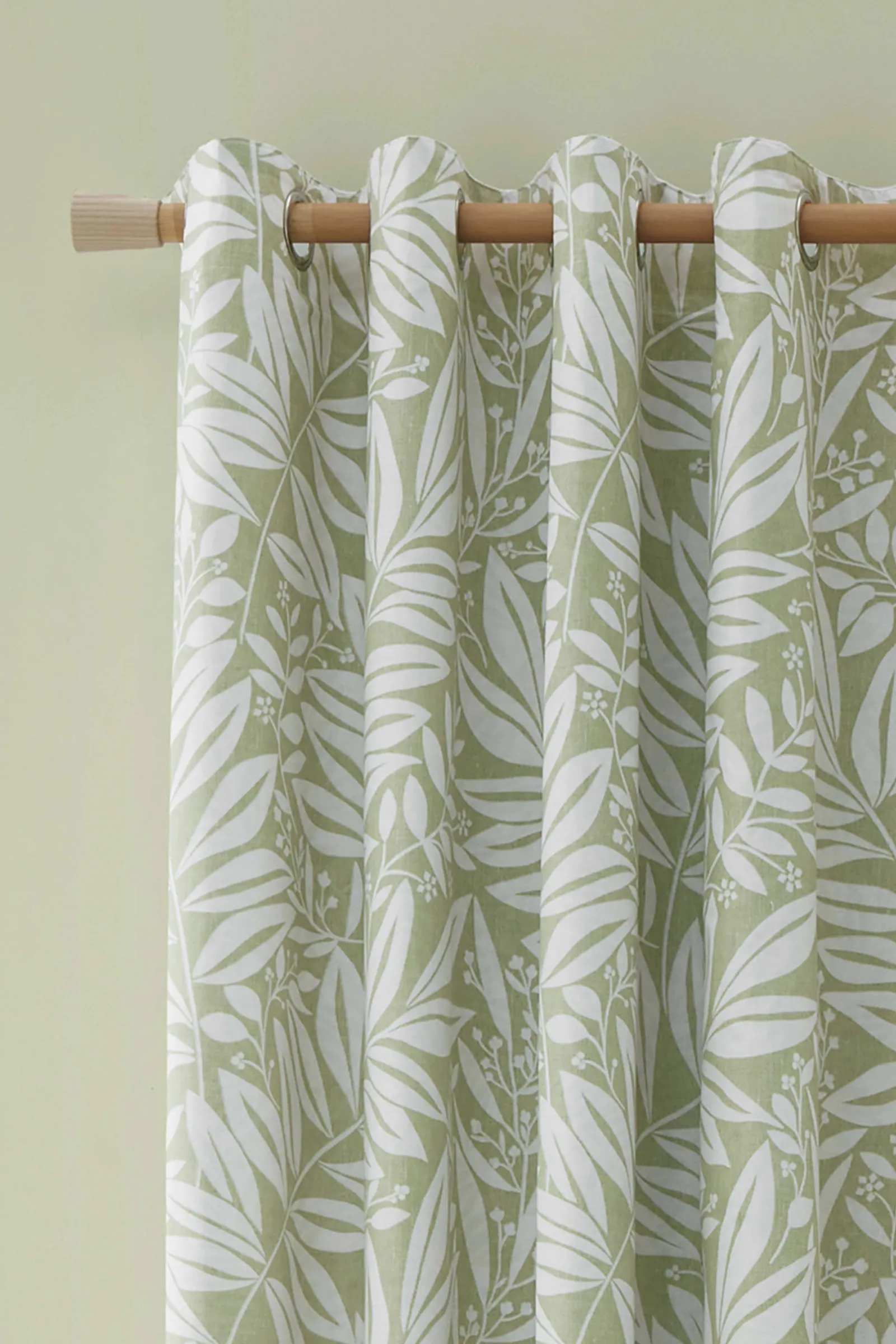 Catherine Lansfield 'Sorrel Leaf' Fully Reversible Eyelet Curtains in Green 3