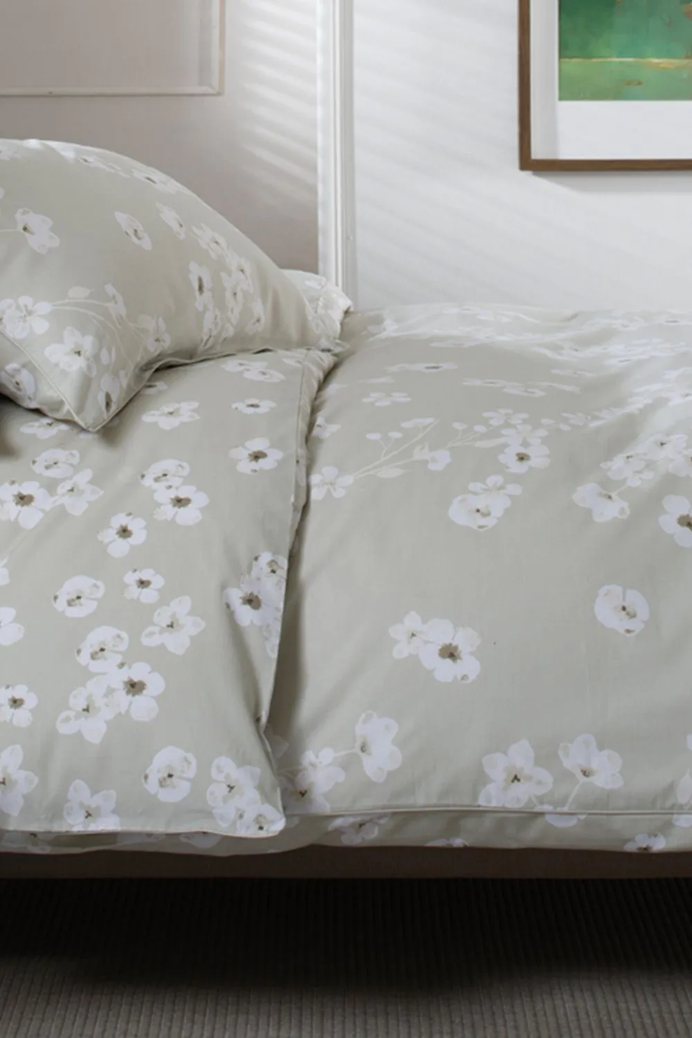 The Lyndon Company Petite Fleure Printed 100% Cotton Duvet Cover Set with Piped Edges in Natural 5