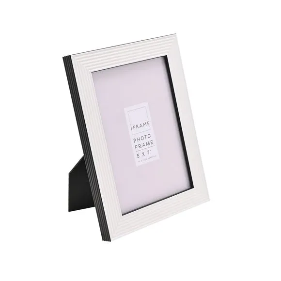 IFrame Monochrome Ribbed Photo Frame 1