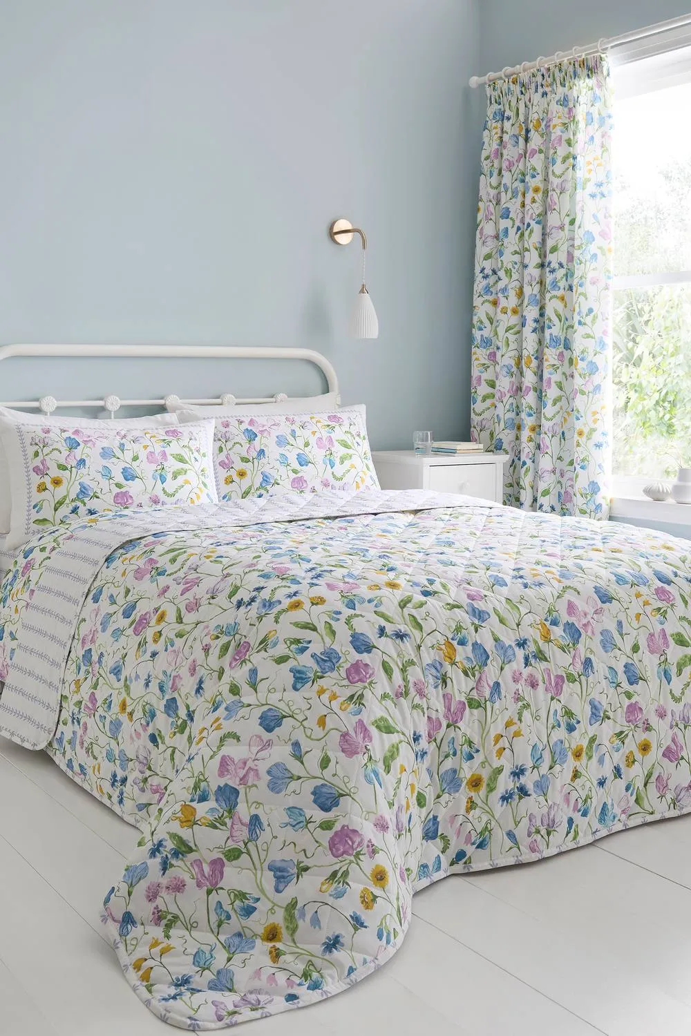 Dreams & Drapes 'Sweetpea Floral' Quilted Bedspread