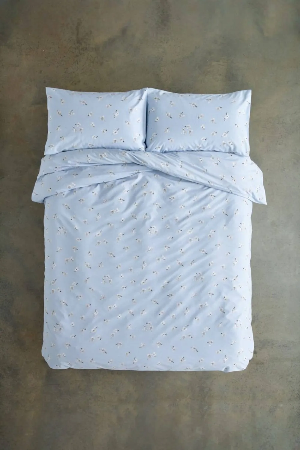 Deyongs Meadow Duvet Set with Printed Design in Blue 3