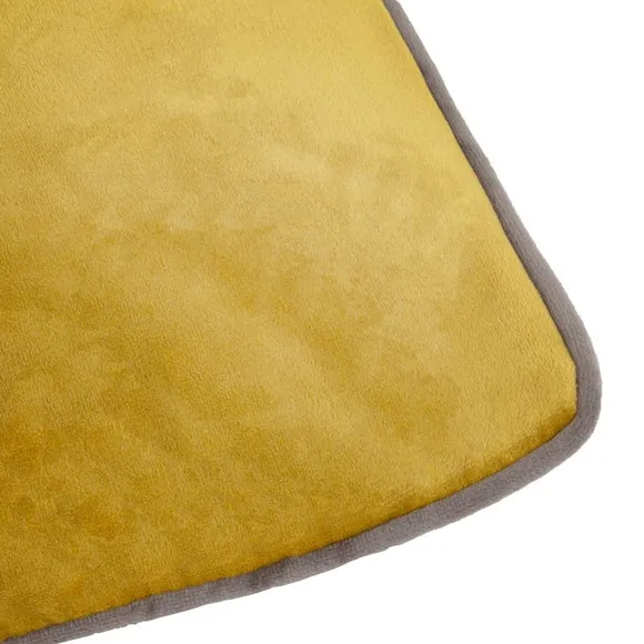 Furn. Square Cushion 4