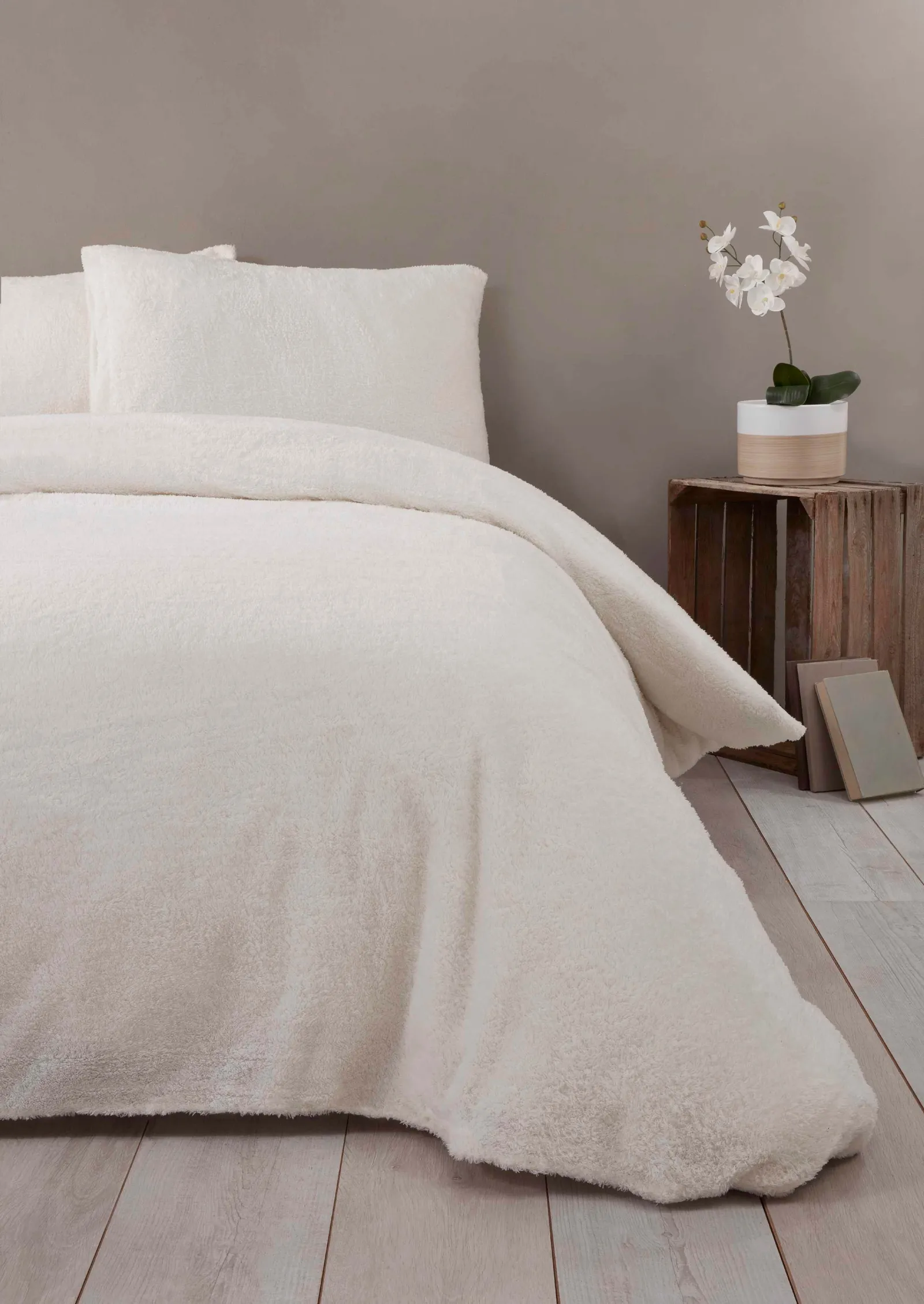 Rapport Home Teddy Fleece Polyester Duvet Cover Set With Pillowcase in Cream 1