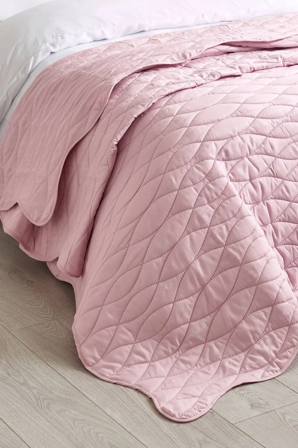 Catherine Lansfield 'Scallop Waves' Quilted Bedspread in Pink