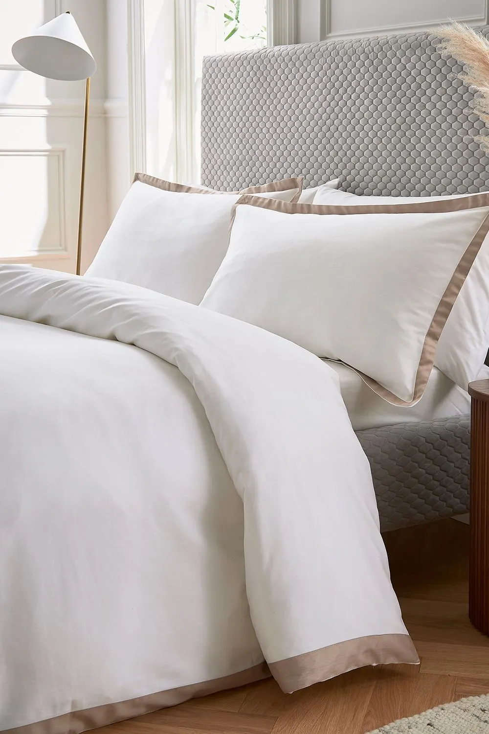 1951 'Olenna' Luxury 250 Thread Count Cotton Sateen Duvet Cover Set in Light Brown 2