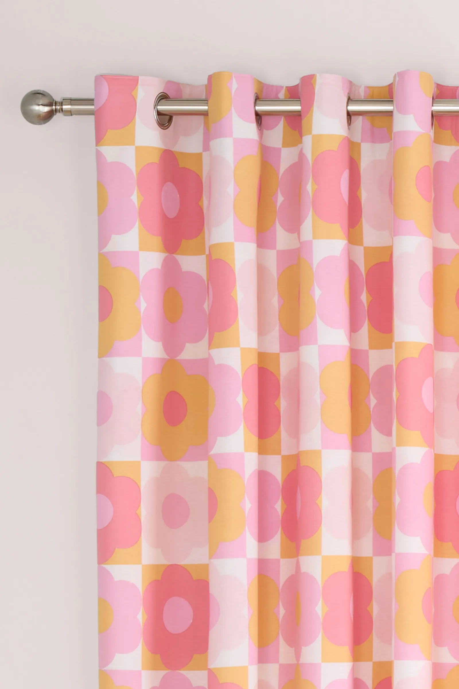 Catherine Lansfield 'Retro Daisy' Fully Reversible Eyelet Curtains in Pink 3