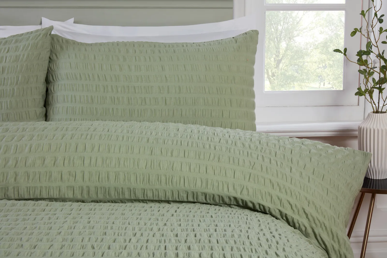 Rapport Home Seersucker Polycotton Luxury Duvet Cover Set with Pillowcase in Green 2