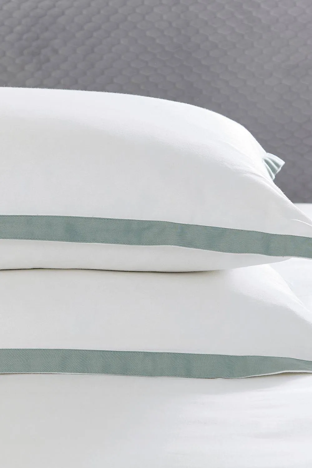 1951 'Olenna' Luxury 250 Thread Count Cotton Sateen Duvet Cover Set in Green 5