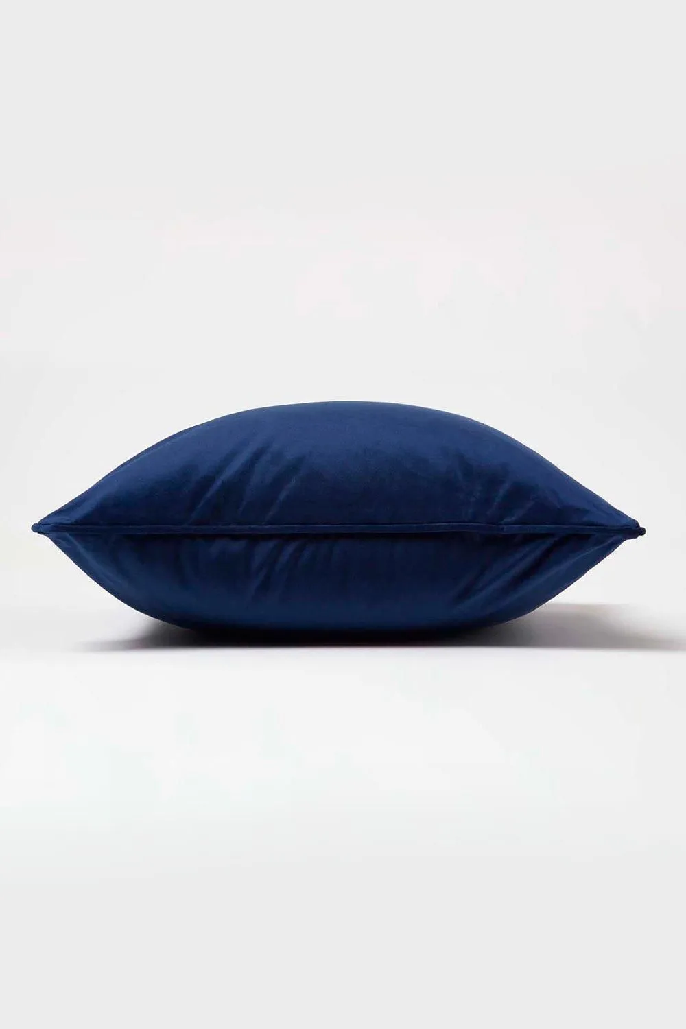 Homescapes Filled Velvet Cushion with Piped Edge 46 x 46 cm in Navy 4