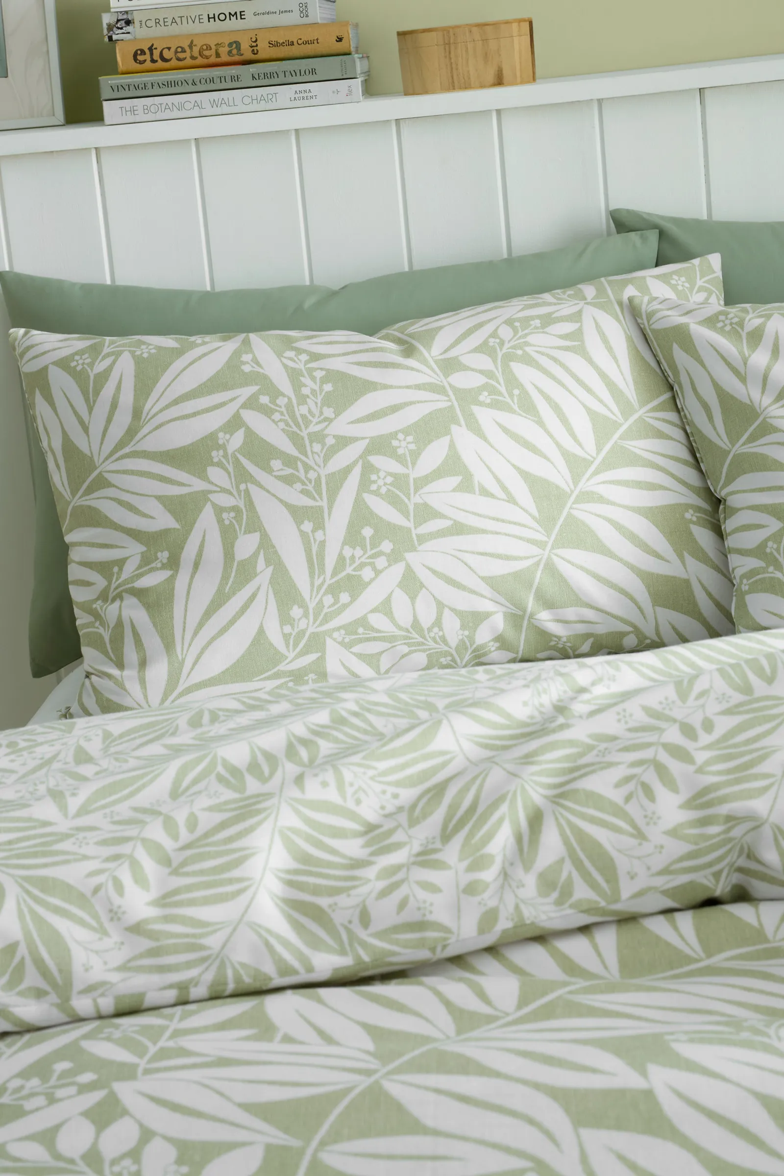 Catherine Lansfield 'Sorrel Leaf' Reversible Duvet Cover Set in Green 3