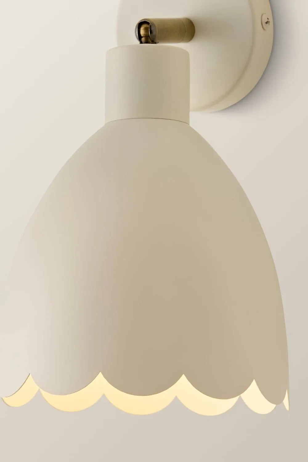 ValueLights Millie Flower Style Scallop Adjustable Wall Light with Bulb in Cream 4