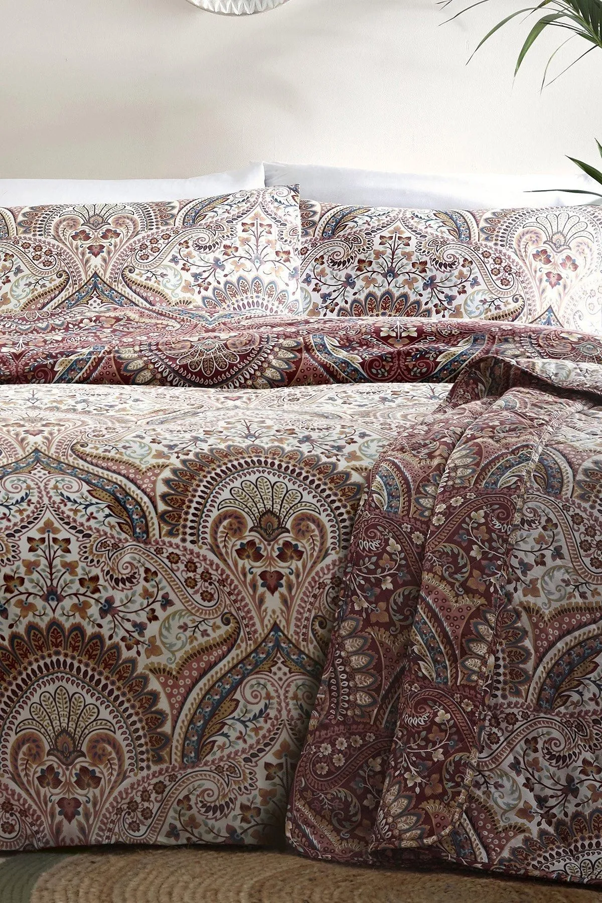 Dreams & Drapes 'Palais' Jacobean Damask Inspired Print Quilted Bedspread 2