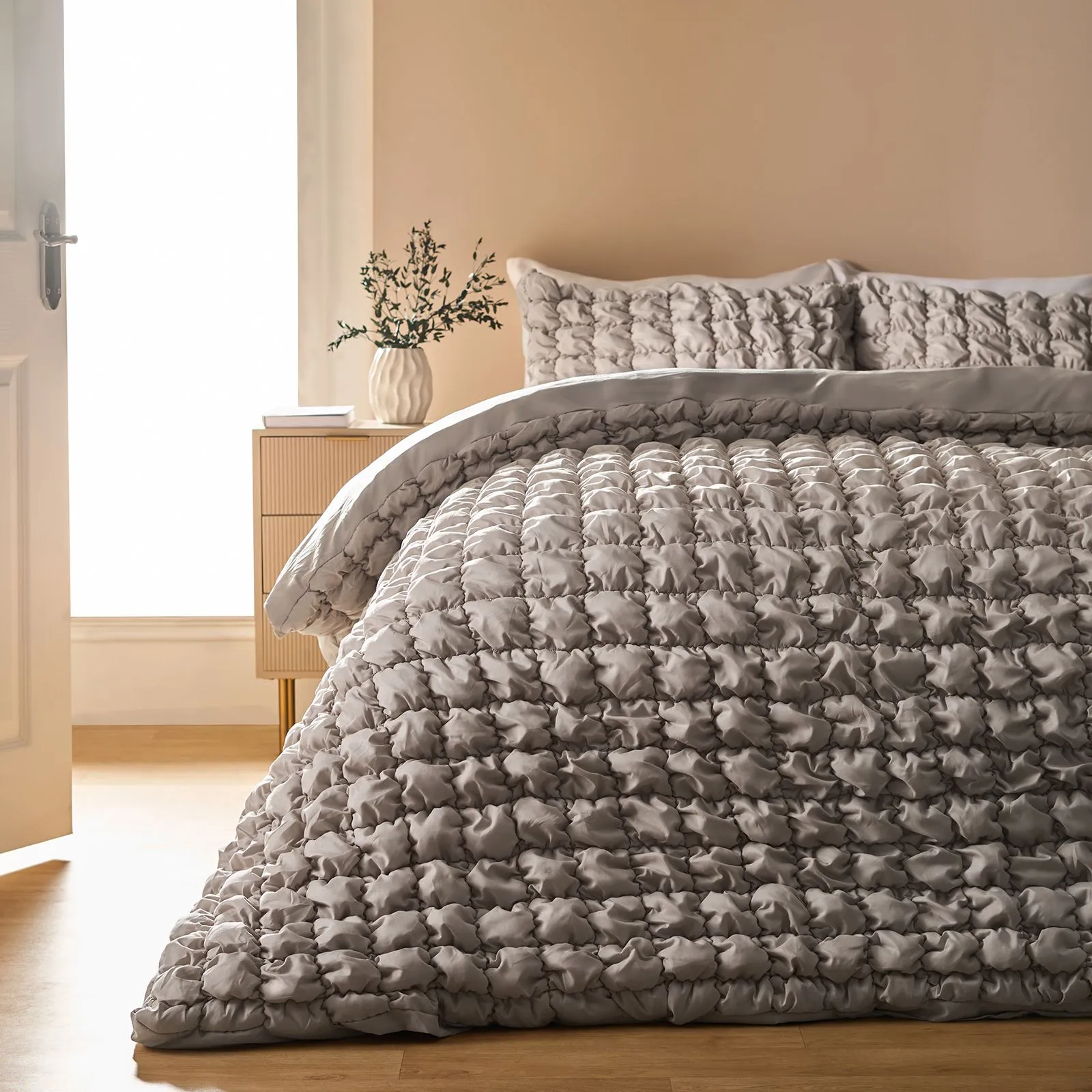OHS Filled Seersucker Duvet Cover with Pillowcase Bedding Set in Natural