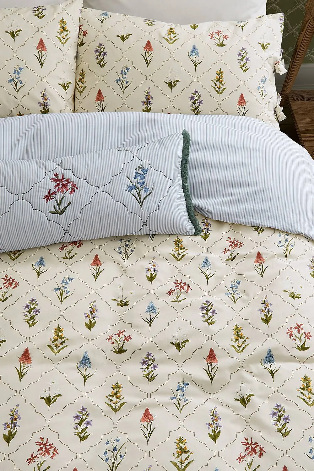Sanderson 'Spring Meadow' Cotton Duvet Cover Set in Cream 4