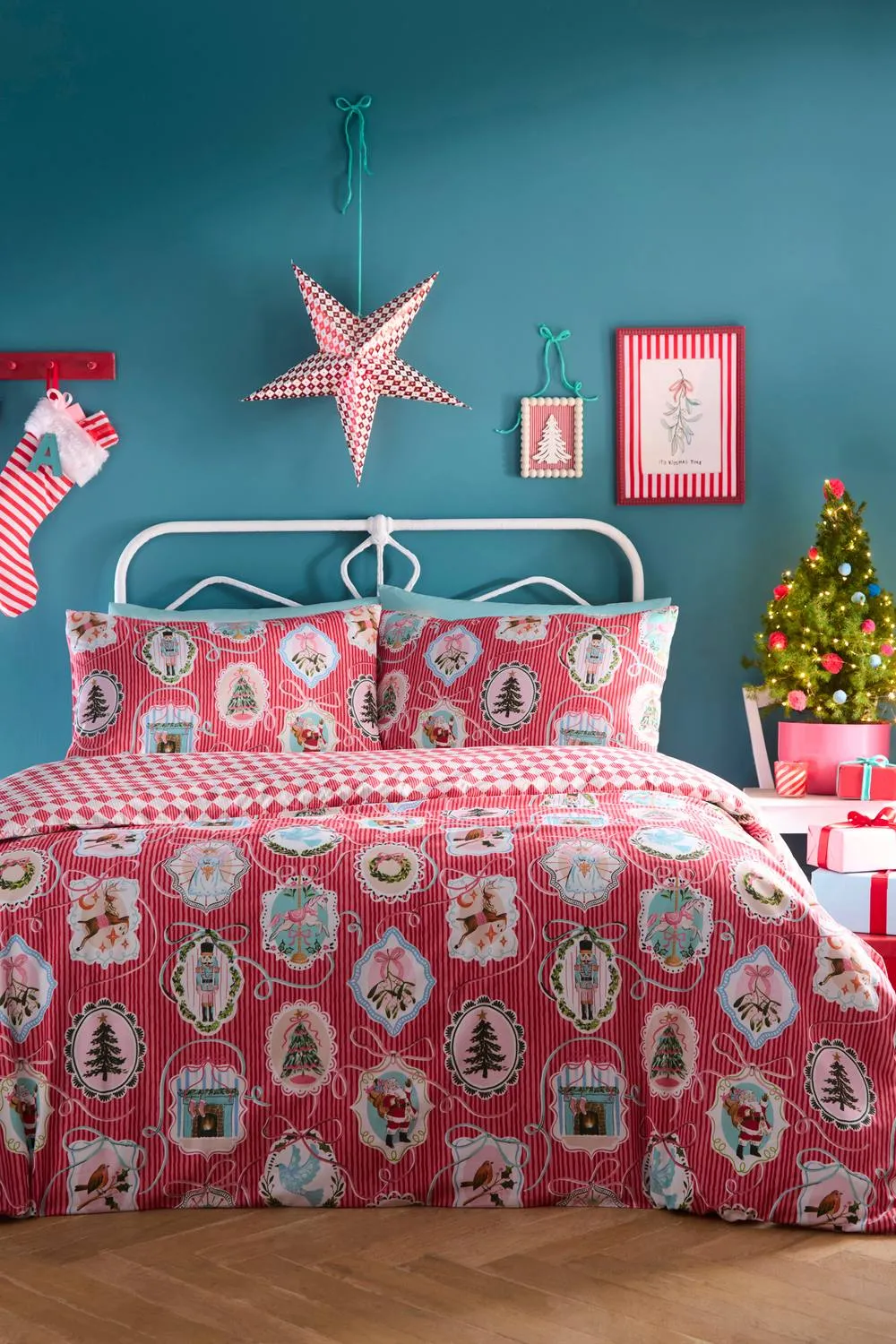 Fusion 'Christmas Vintage Frames' Easy Care Festive Duvet Cover Set in Red 1