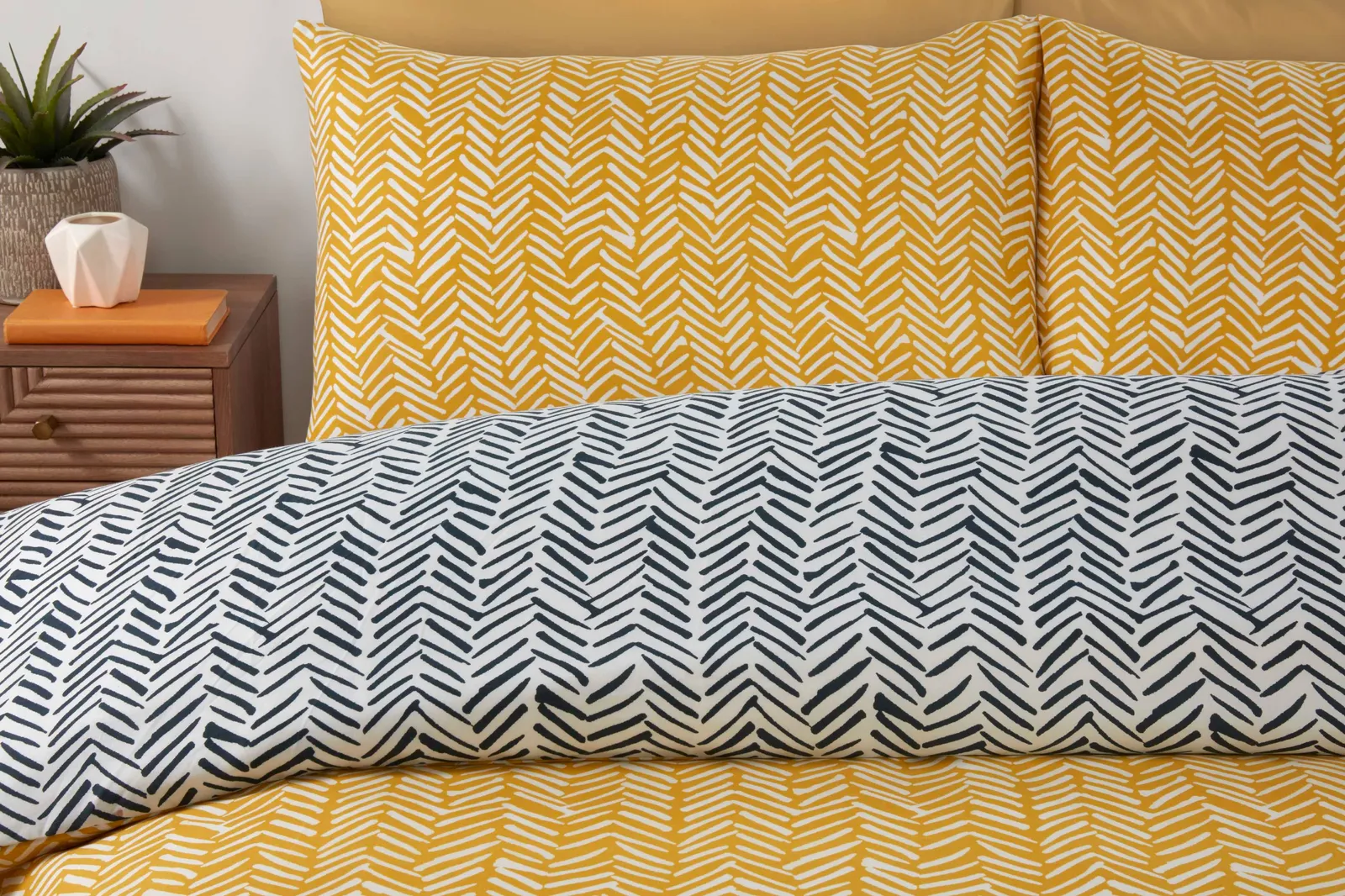 Rapport Home Helston Reversible Duvet Cover Set with Pillowcase Bedding in Yellow 2