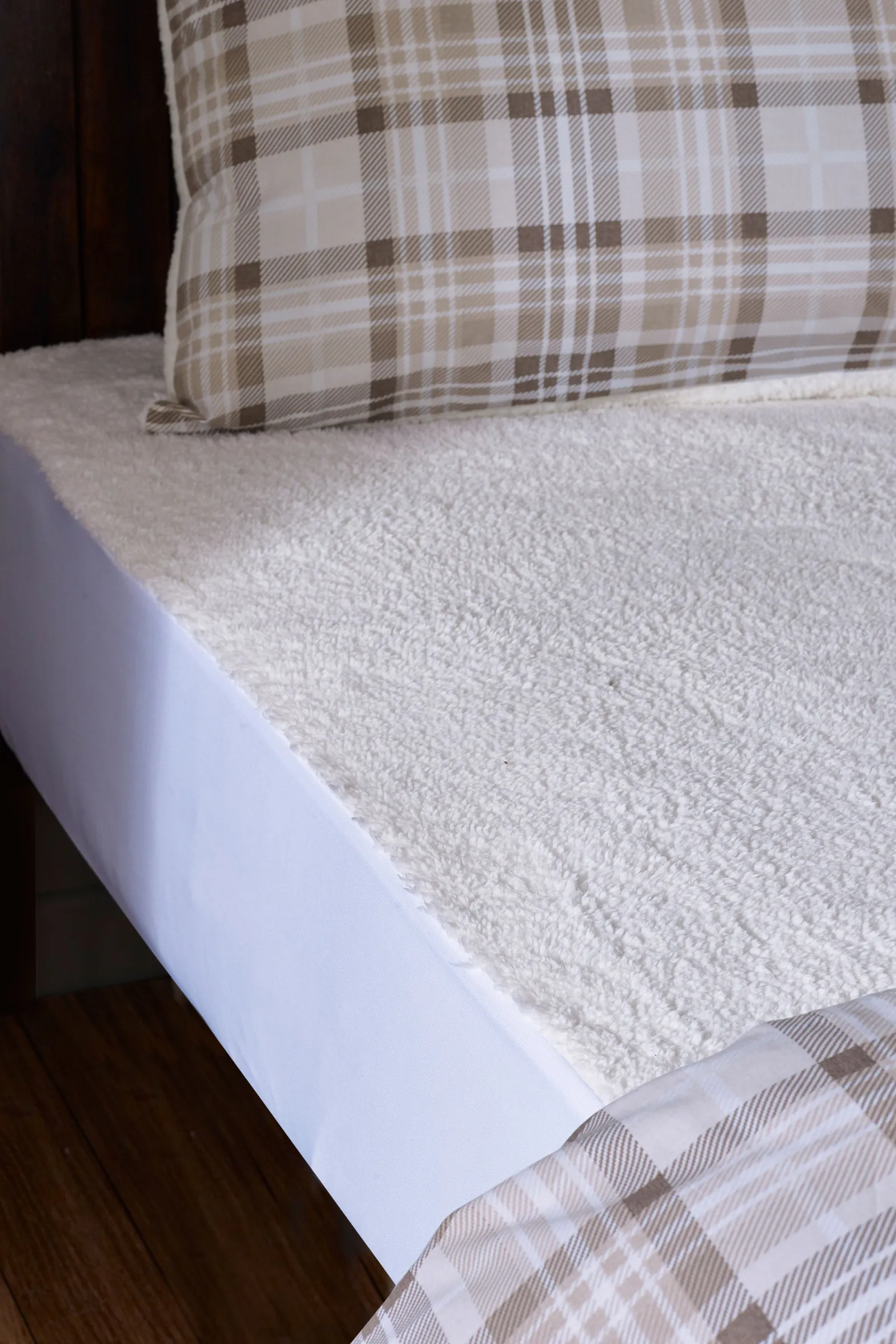 Catherine Lansfield 'Thermal Fleece' Under Blanket Fitted Sheet in Cream 1