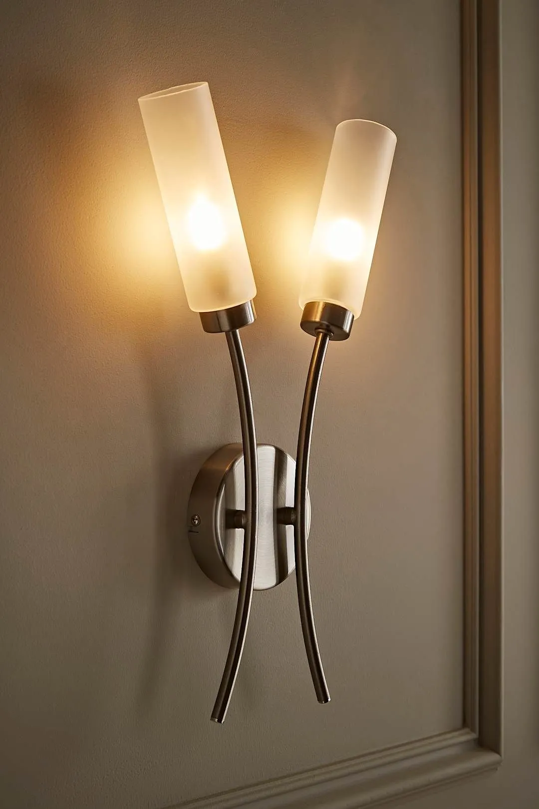ValueLights Maya 2 Way Curved Upright Reed Shaded Wall Light in Silver