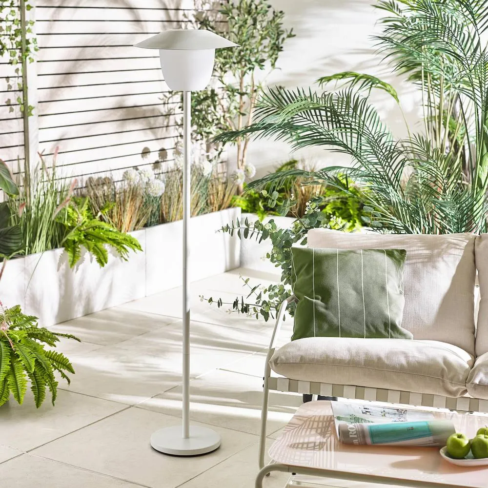 FurnitureboxUK Veya White Solar Outdoor Floor Light