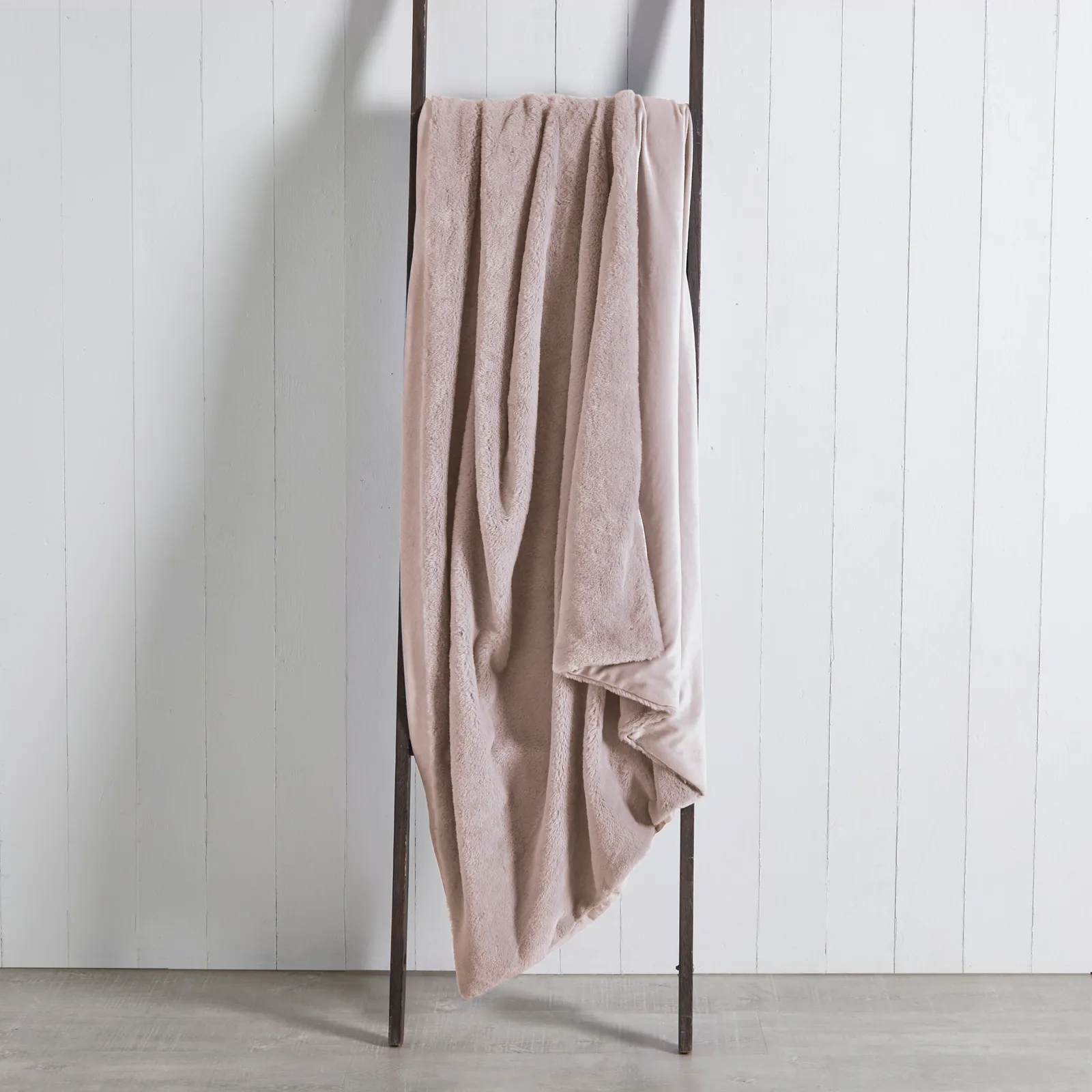 Lenon Plush Throw Pink